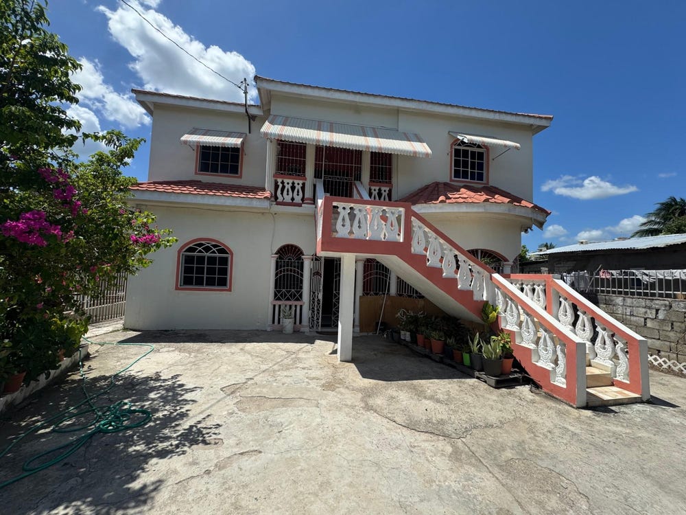 6 DENBIGH CLARENDON, Four Paths, Clarendon